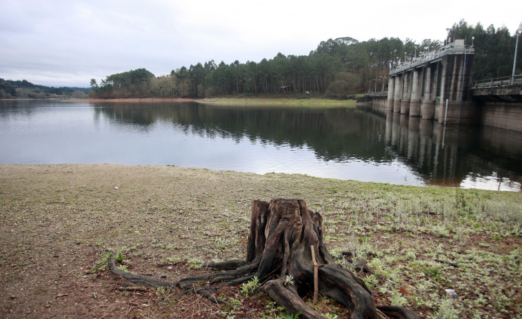 La alcaldesa de A Coruña garantiza el suministro de agua pese a la sequía