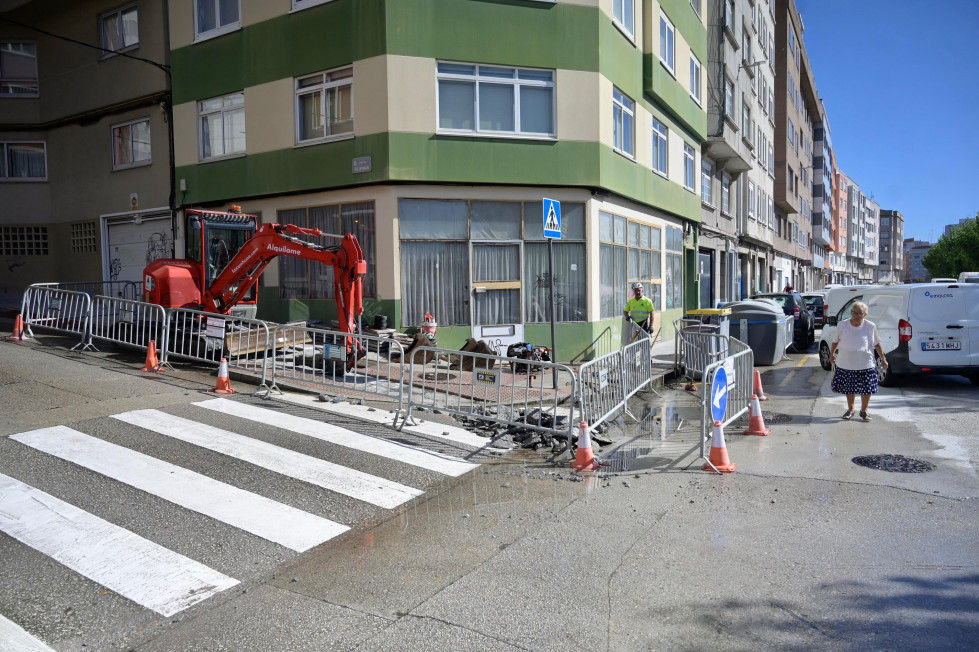 Rotura de una tubería calle Filipinas Sardiñeira