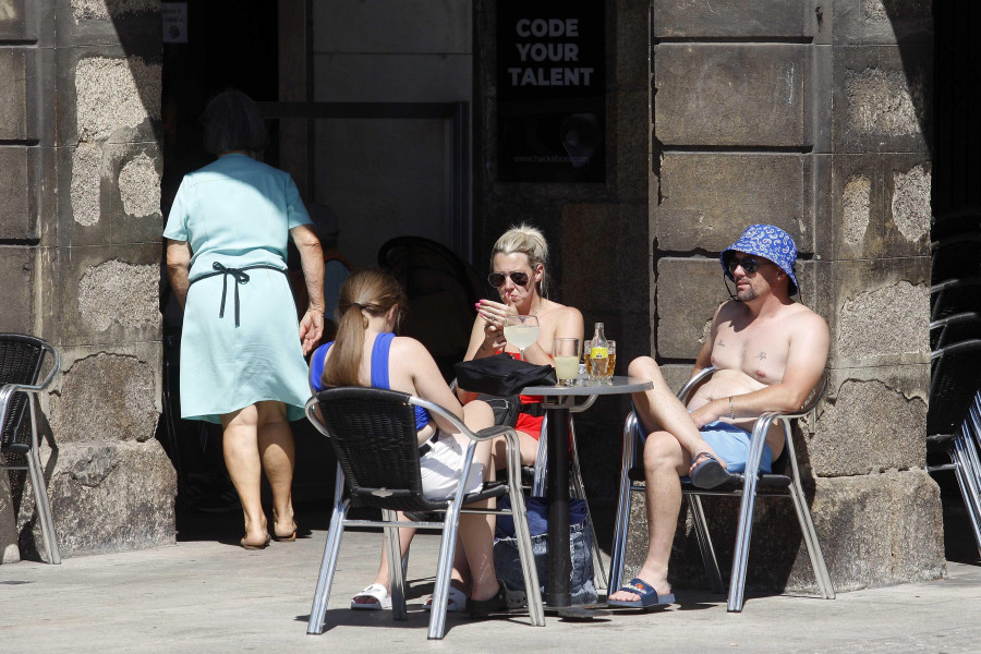 A Coruña supera por segunda vez este verano los 30 grados y el aeropuerto llega a los 33