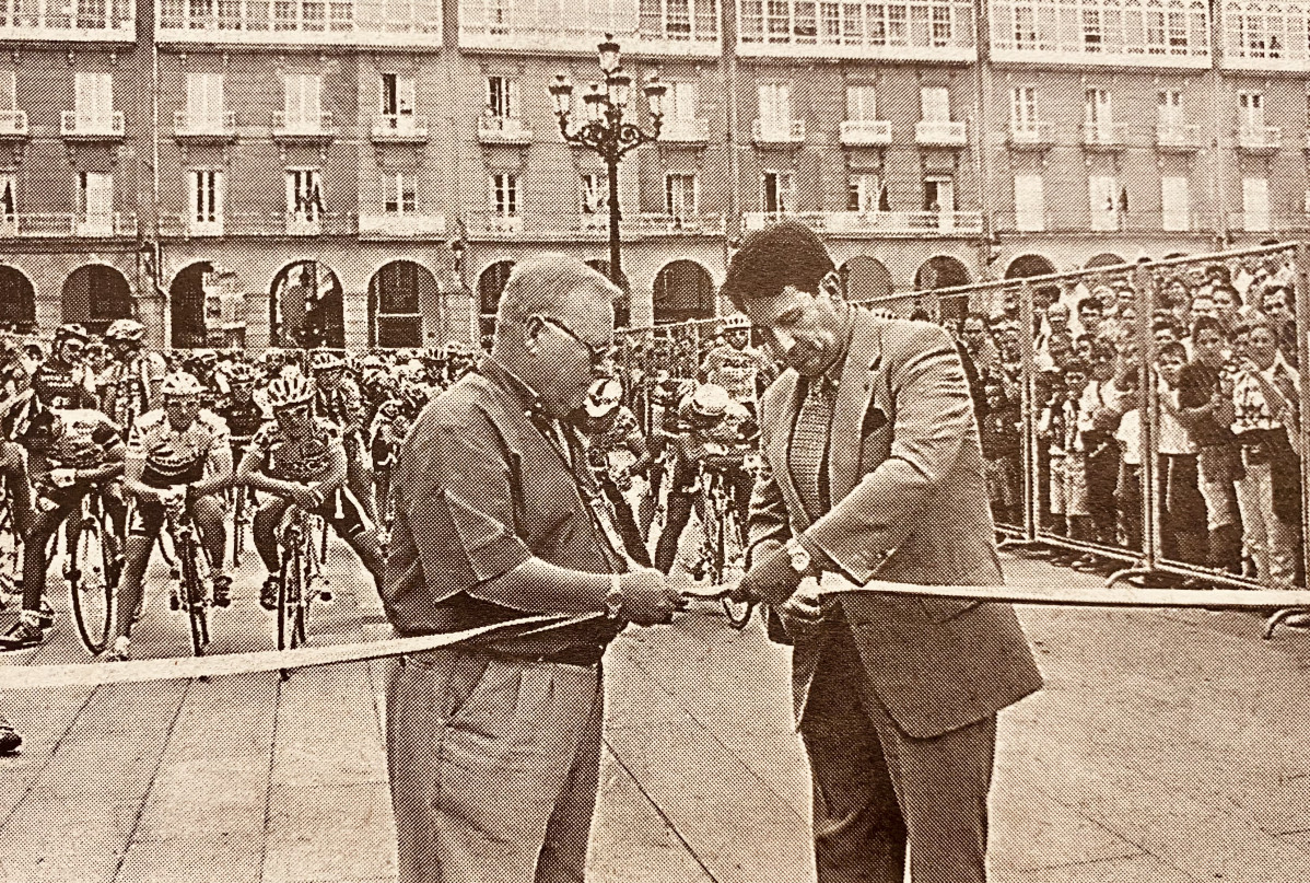 Enrique Franco y Francisco Vazquez  dan la salida a la Volta a Galicia en 1998