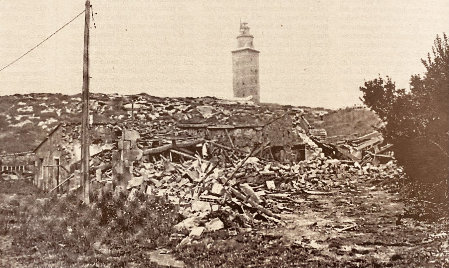 Hace 25 años | Derribos para urbanizar La Torre y la primera oficial de la Guardia Civil, destinada en Oleiros