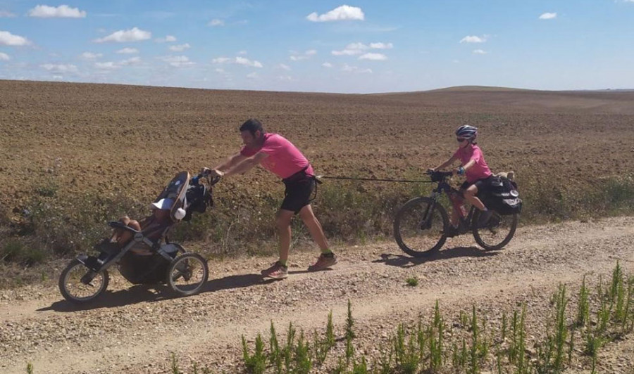 Un padre y sus dos hijos pequeños llegan a Santiago tras 30 días y 800 km para visibilizar la Atrofia Muscular Espinal