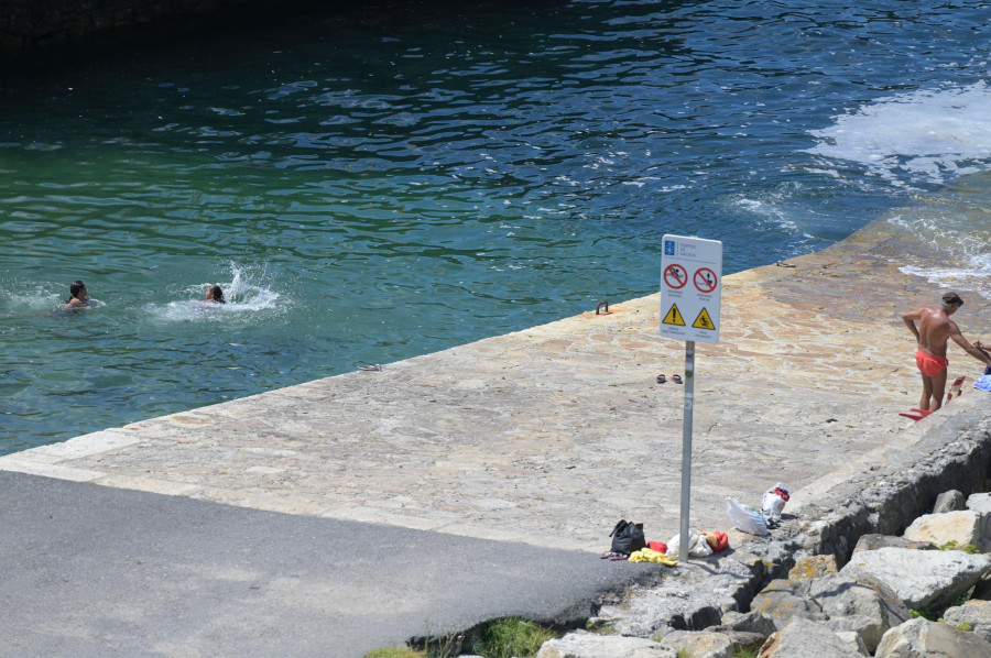 O Portiño se convierte en la única playa coruñesa donde el baño sigue prohibido