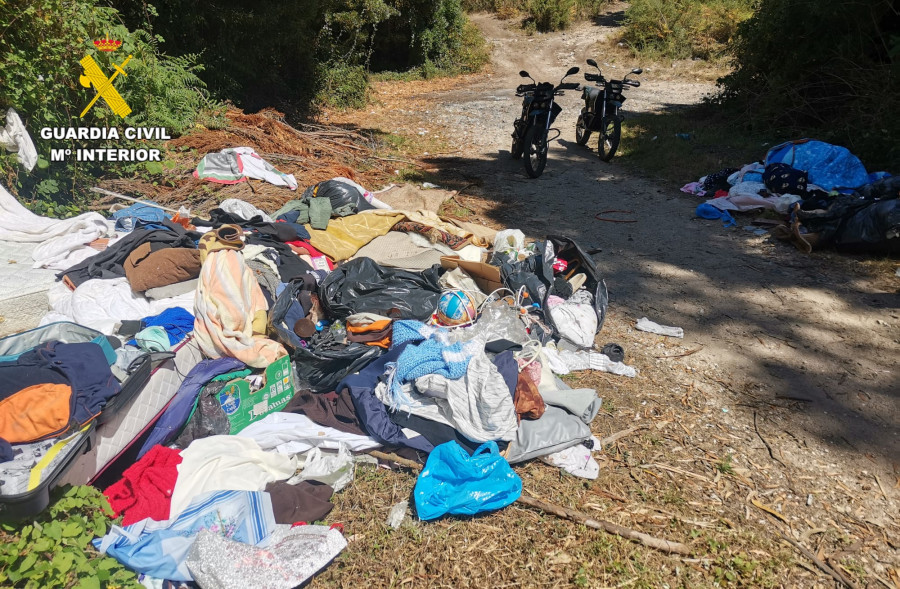 La Guardia Civil desmantela un vertedero incontrolado en un monte de A Zapateira