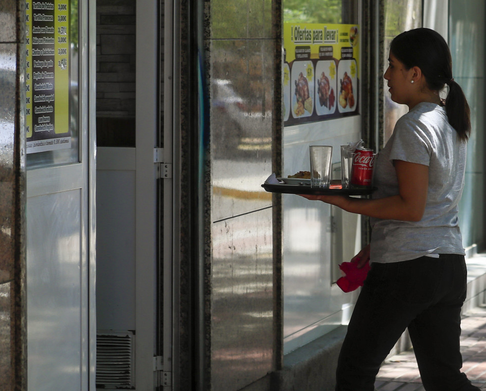 Una camarera retira un servicio en una cafetería de Madrid @FERNANDO ALVARADO (EFE)