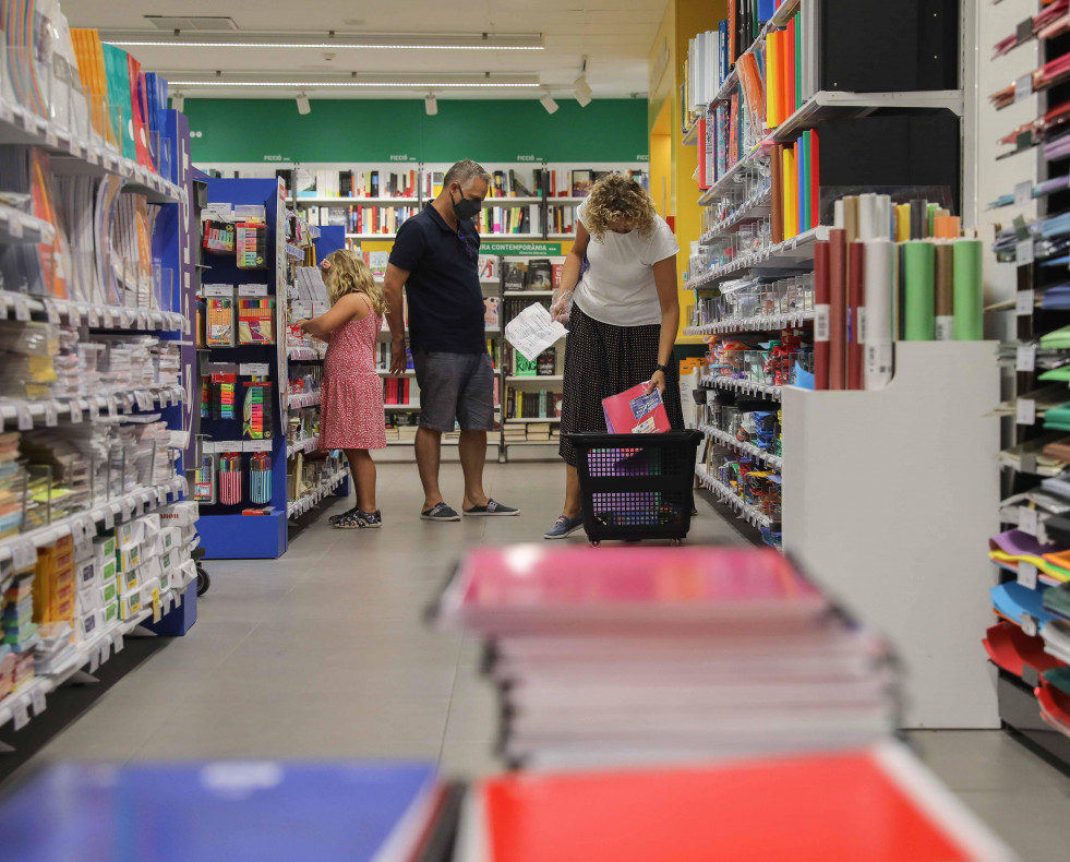 Pasillo de supermercado con material escolar