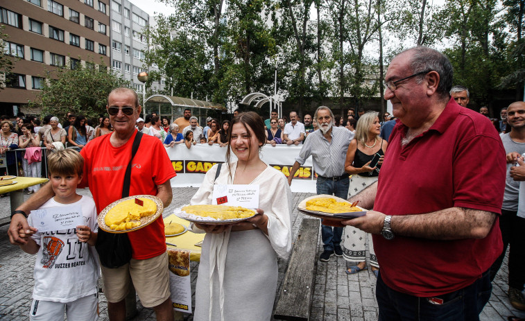 La coruñesa Noelia Corral se corona ‘reina de la tortilla’ de O Castrillón con solo 18 años y ante 51 rivales