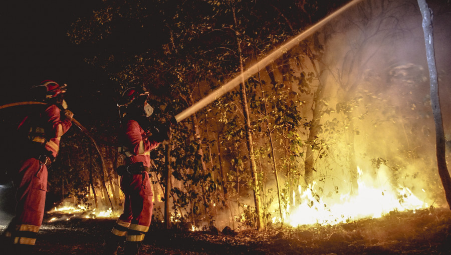 El fuego en Tenerife arrasa 10.000 hectáreas