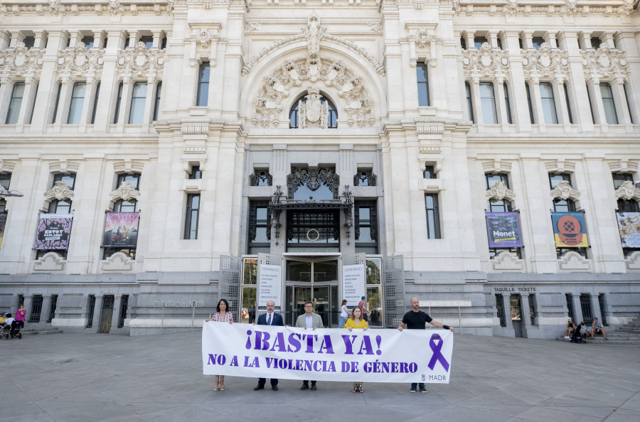 El Ayuntamiento Madrid guarda un minuto de silencio por el último asesinato por violencia de género en Moratalaz