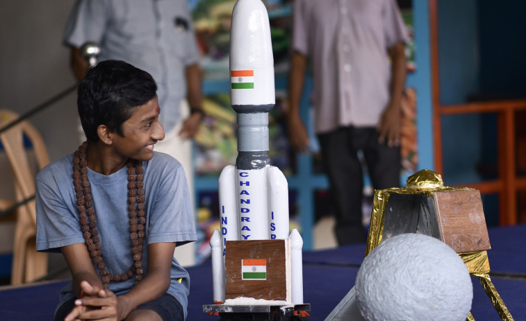 La misión espacial de la India logra con éxito alunizar en el polo sur de la Luna