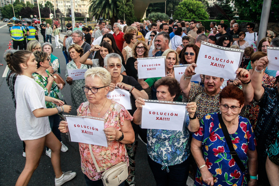 “¡Abrid, cobardes!”: los vecinos de A Coruña miran a la cara al problema de la okupación