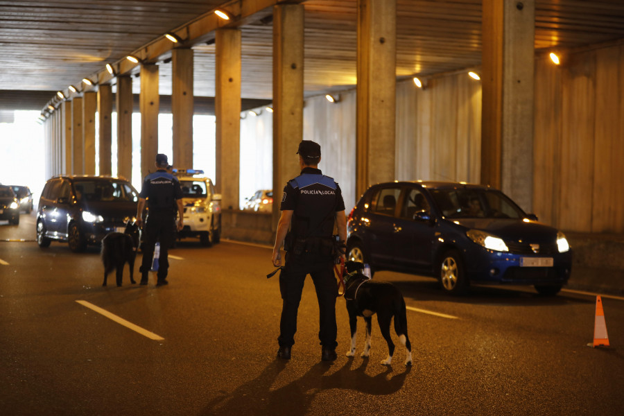 La Policía Local emplea por primera vez en un control perros entrenados  en detectar drogas