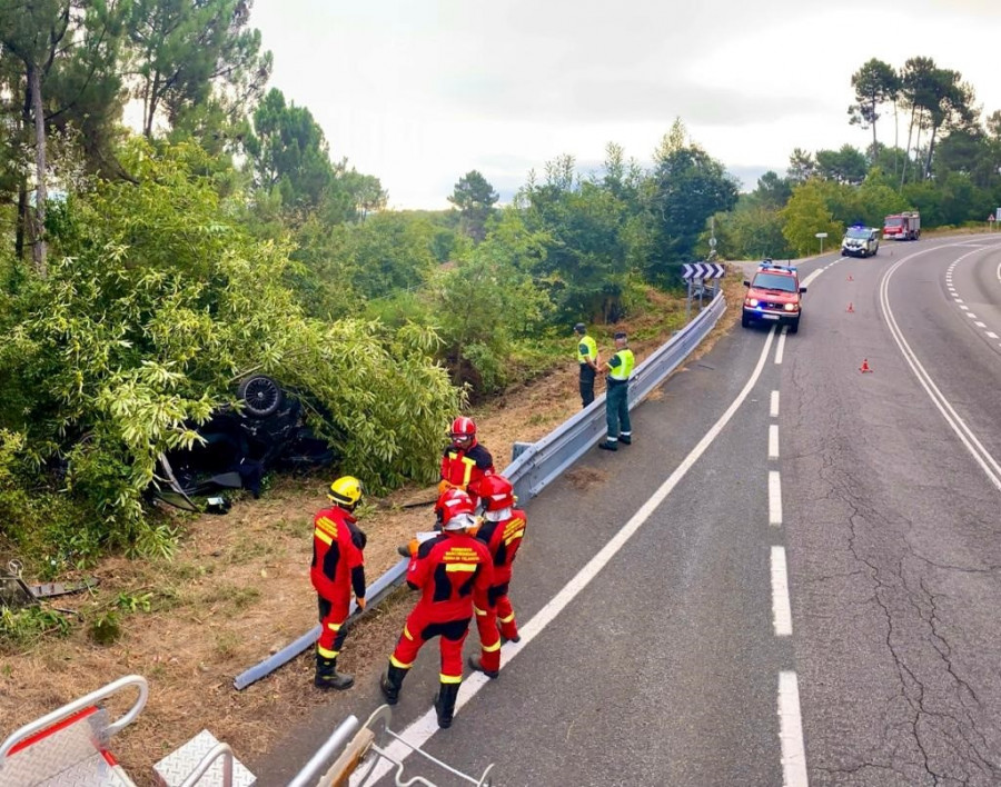 Fallece un joven tras chocar contra un árbol el turismo que conducía en Ramirás