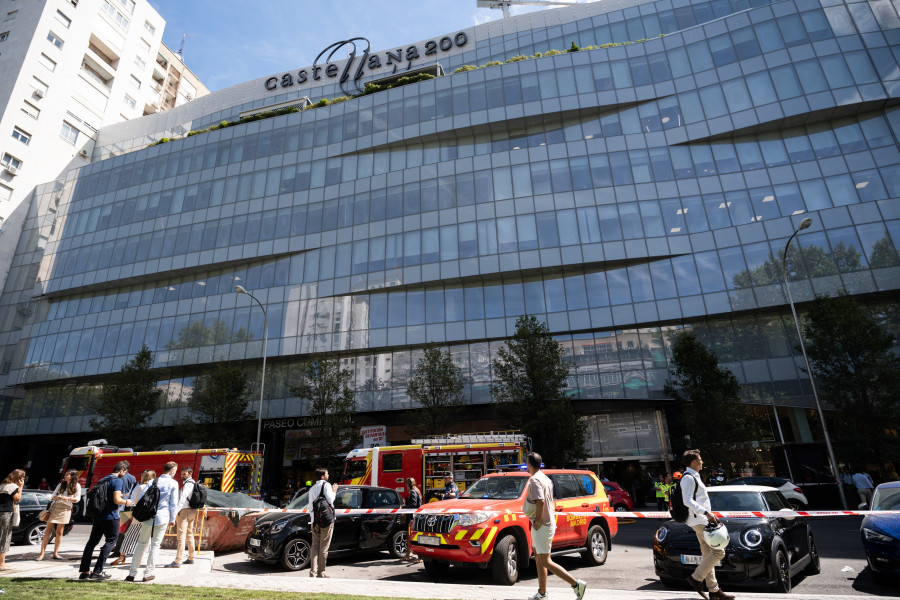 Desalojan un centro comercial en Madrid al arder un coche en el aparcamiento