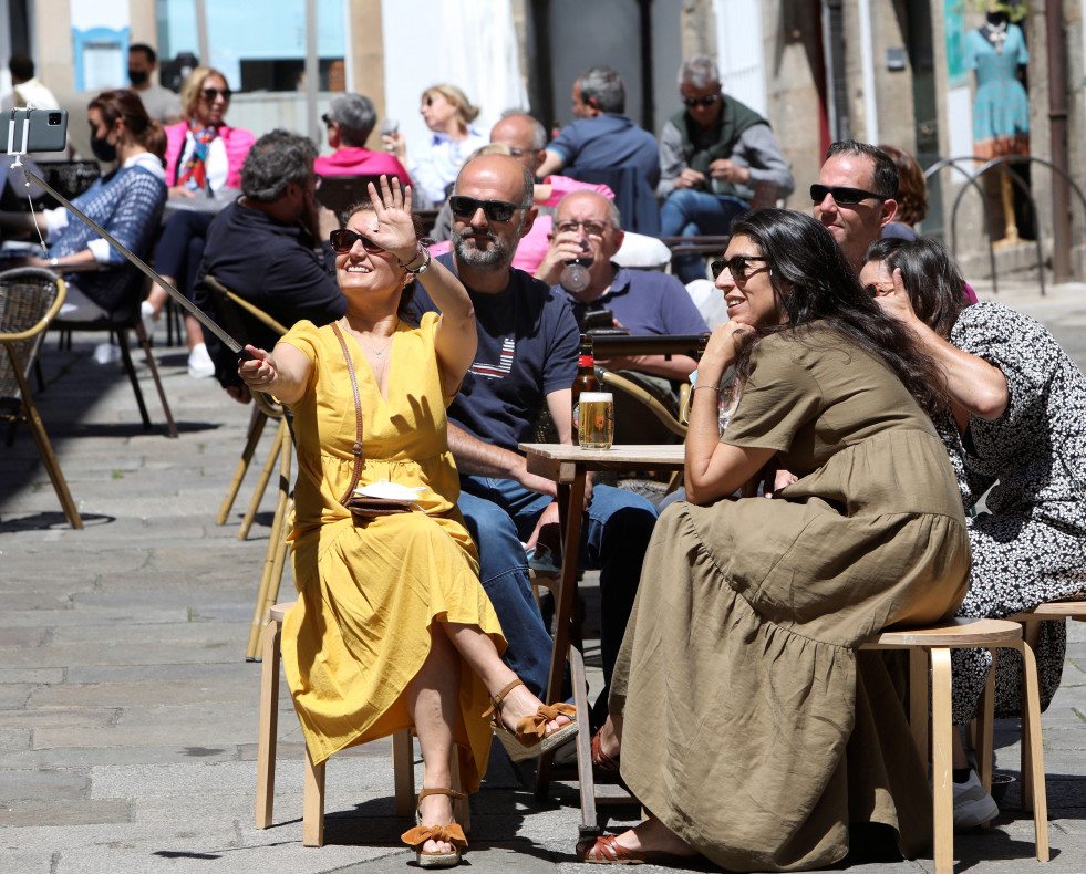 Unos turistas disfrutan en una terraza en Santiago de Compostela EFE