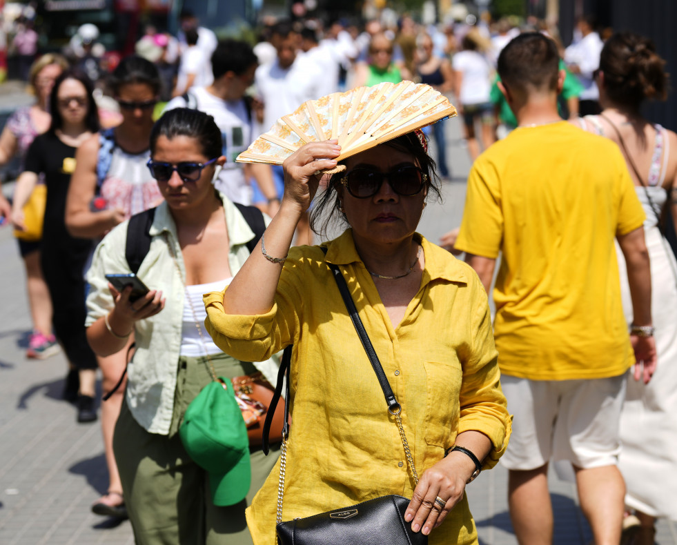 Una turista se protege del sol ante la Sagrada Familia de Barcelona  EFE