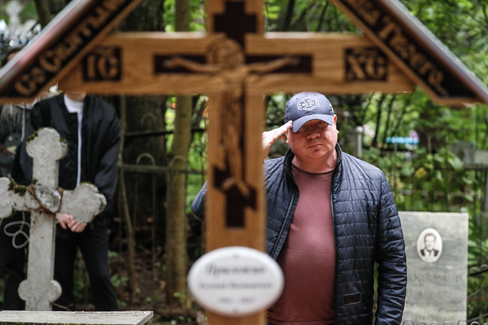 Un hombre saluda ante la tumba de Prigozhin