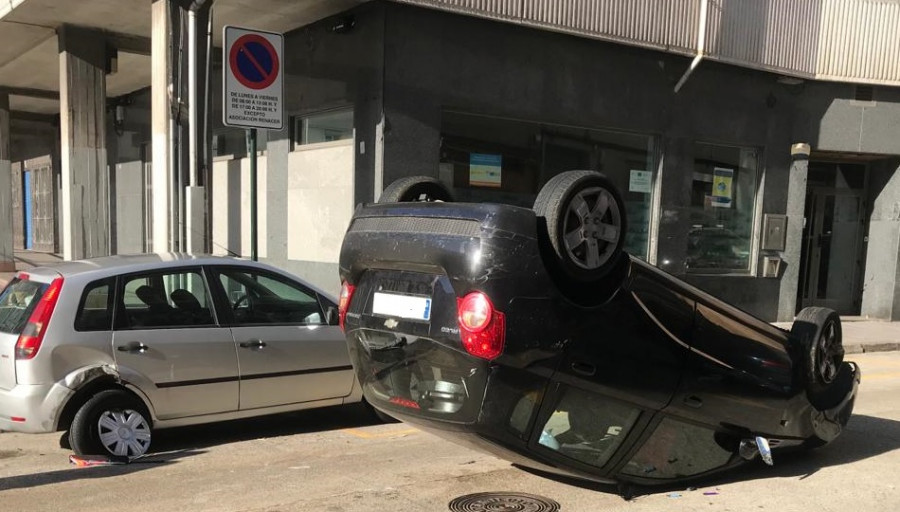 Cortan una calle de la Sagrada Familia por el vuelco de un coche