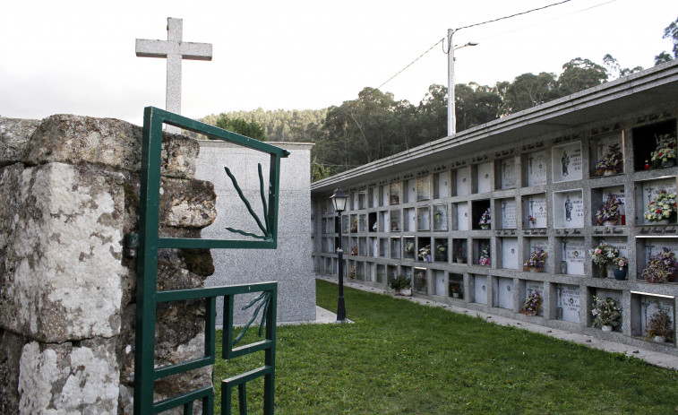 Rescatan a una mujer que cayó en una tumba en el cementerio de Castrelo de Miño