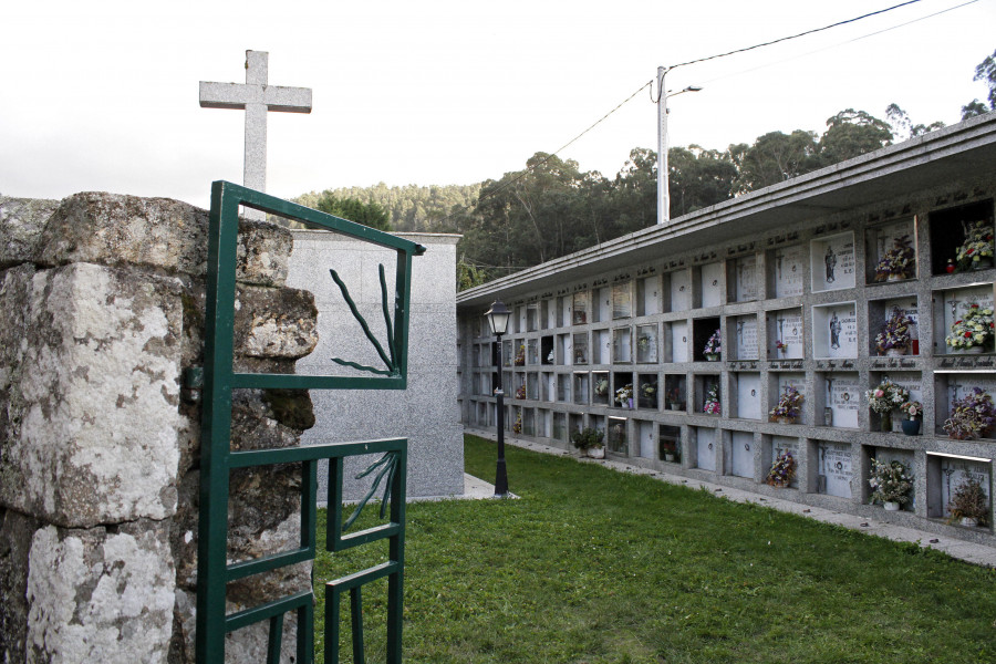 Rescatan a una mujer que cayó en una tumba en el cementerio de Castrelo de Miño