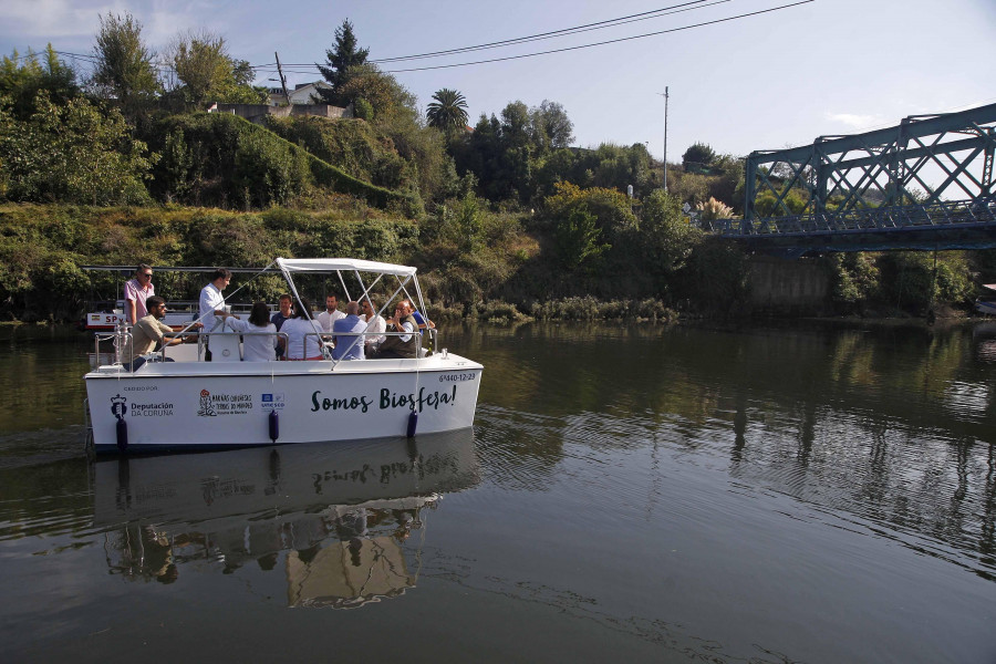 Experiencias de ecoturismo a bordo de un catamarán eléctrico en As Mariñas