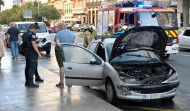 Un coche comienza a arder cuando circulaba por Juana de Vega