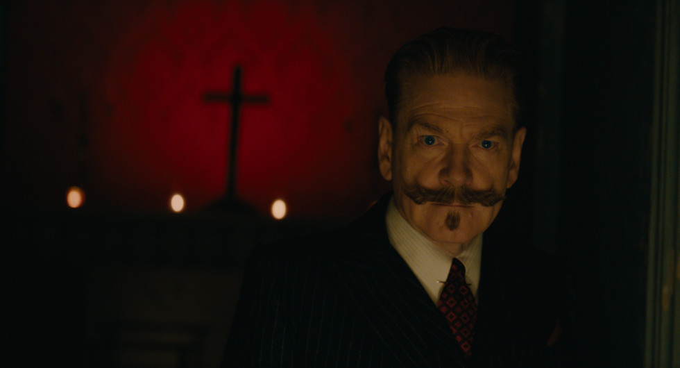 Fotograma de la película Misterio en Venecia que muestra al actor Kenneth Brannagh en el papel de Hércules Poirot.