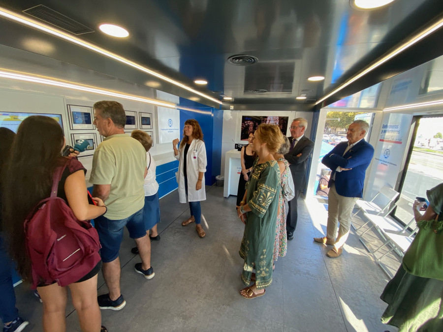 La ruta enfermera ofrece en su trailer de Riazor talleres sobre salud