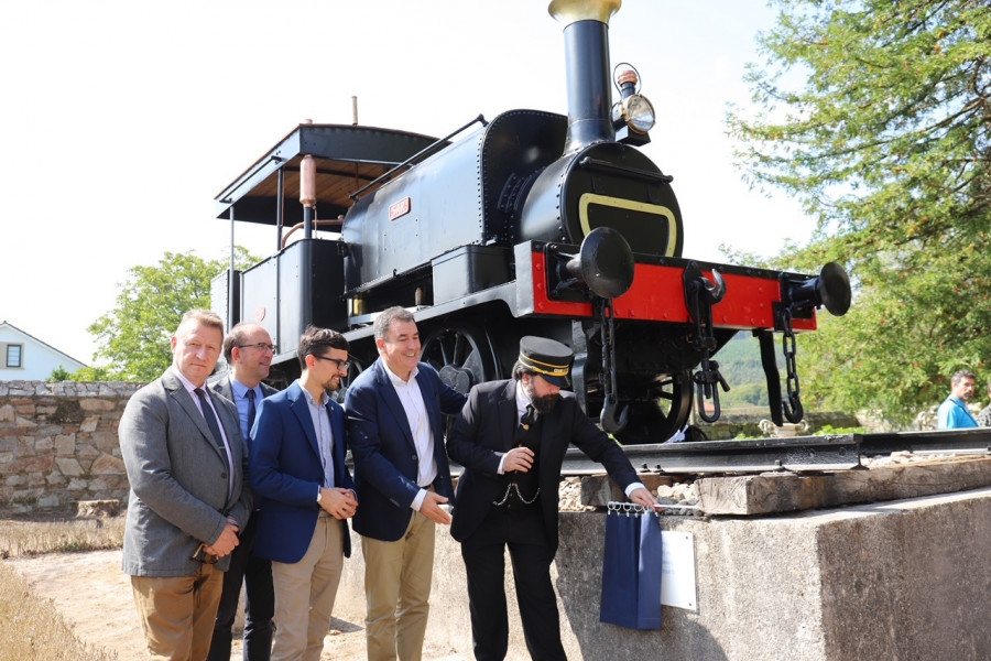 La locomotora Sarita se incorpora a la musealización de la Fundación Camilo José Cela