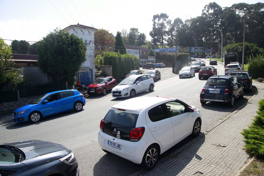 Con el coche hasta la puerta del colegio: Los padres colapsan A Zapateira