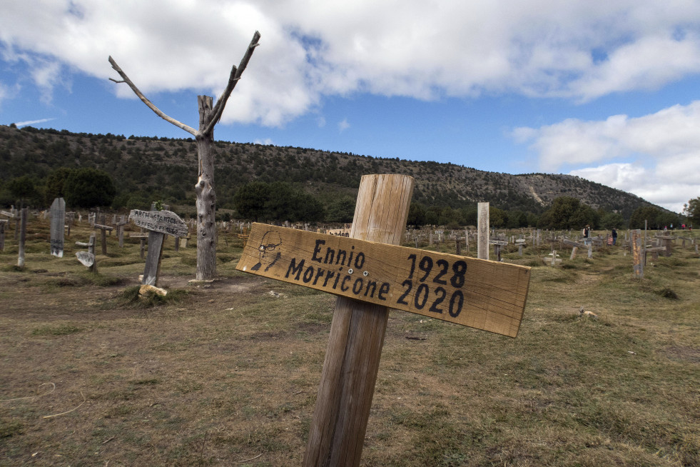 Cementerio de Sad Hill en Burgos, escenario donde se rodó una escena de la película El bueno, el feo y el malo luce una cruz en conmemoración con el compositor italiano Ennio Morricone