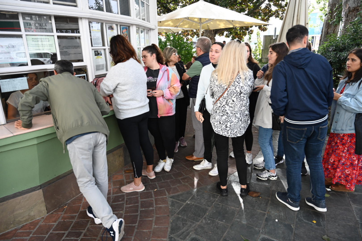 Colas para comprar las entradas de Melendi en la plaza de Ourense @Pedro Puig