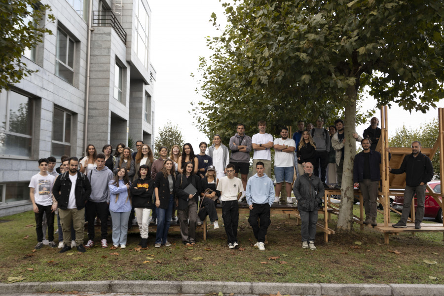 Alumnos de Cesuga crean una estructura de madera para la zona del río Sisalde, en Arteixo