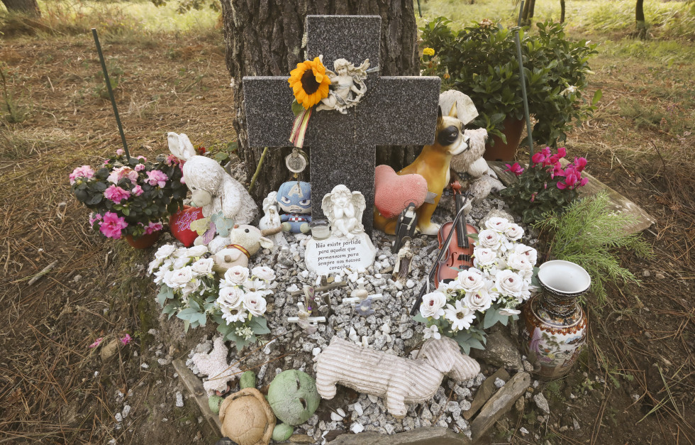 Pequeño altar en la pista del municipio de Teo que recuerda el lugar donde apareció el cuerpo de la pequeña Asunta Basterra y que este jueves cumple diez años de su asesinato @Xoán Rey (EFE)