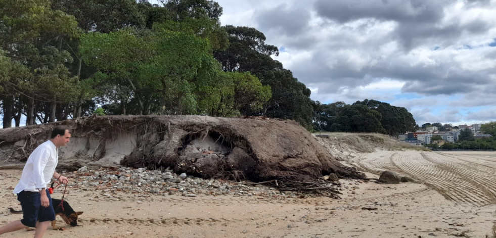 El perfil del litoral de Santa Cristina mejora de aspecto al retirar escombros de la playa