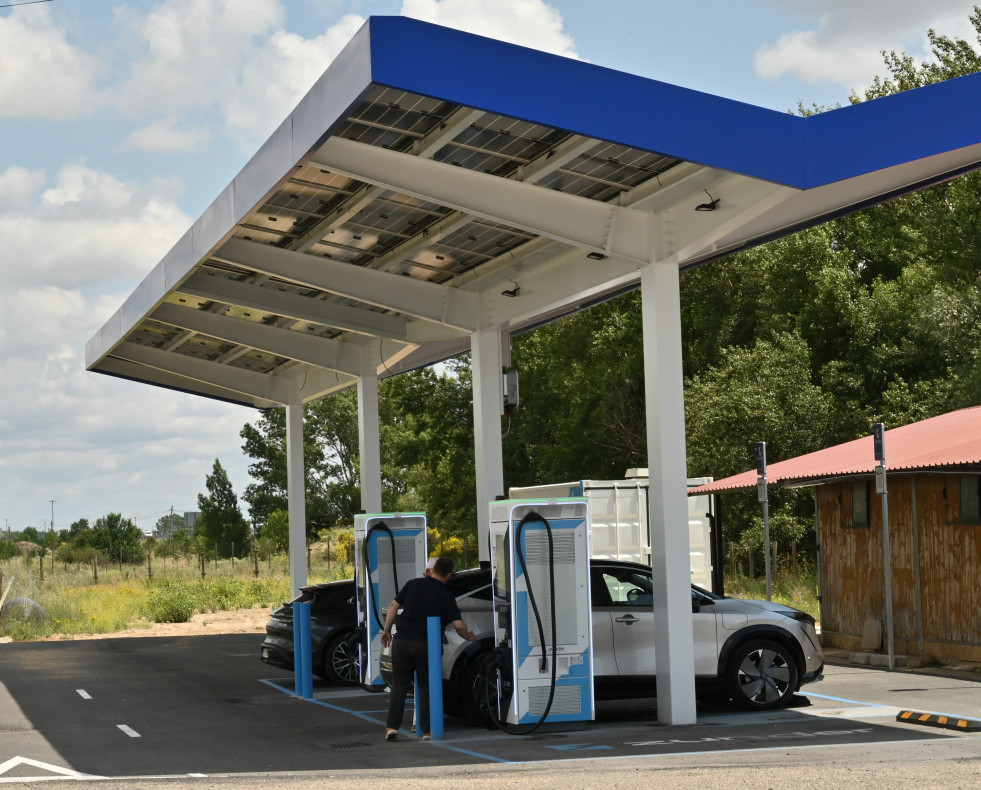 Estación de recarga de coche eléctrico de la empresa palentina Zunder en Dueñas (Palencia) EFE