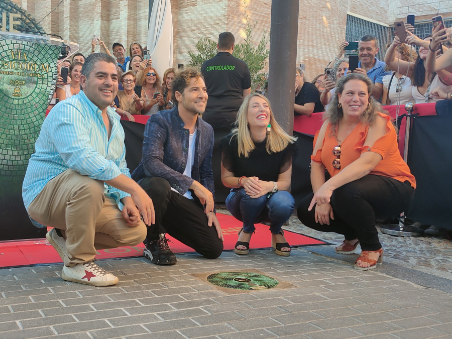 David Bisbal inaugura su vinilo conmemorativo en el Camino de la Música de Mérida