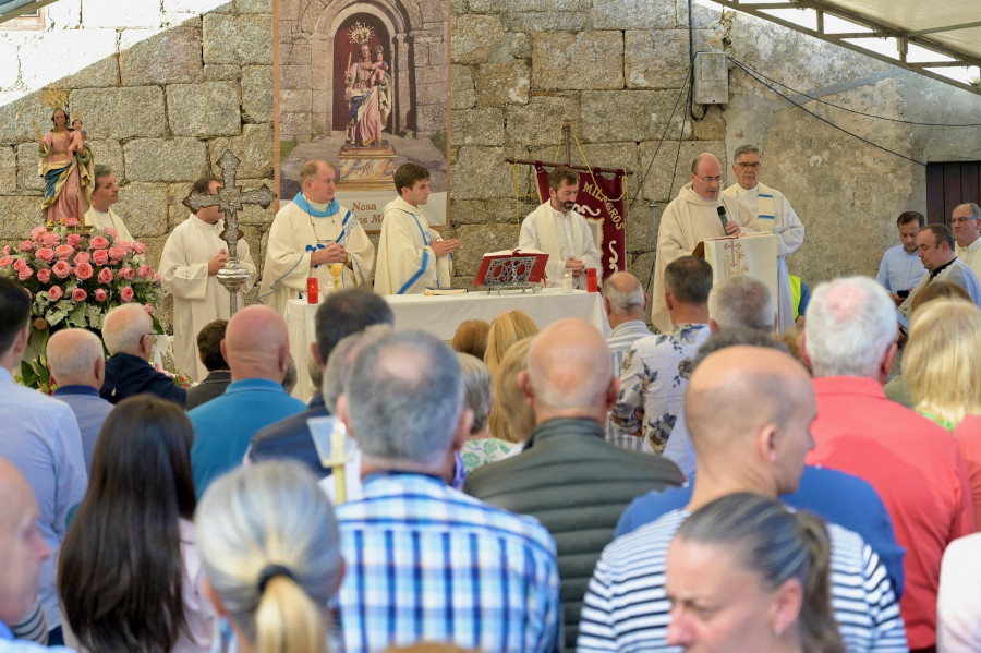 La romería de Bandoxa, en Oza, celebra el otoño con fervor religioso