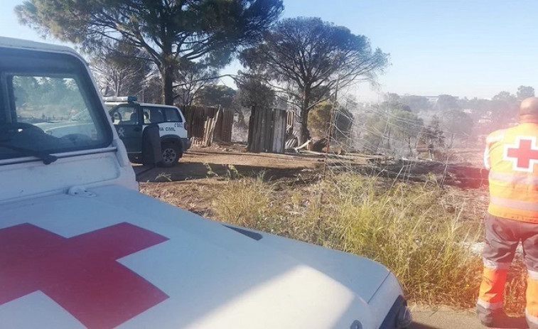 Unas 200 chabolas quemadas en el incendio de un poblado chabolista de Huelva