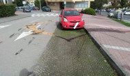 Un coche choca contra un edificio y un vehículo en Oleiros