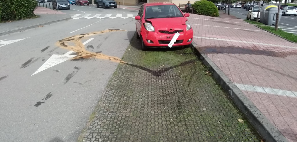 Un coche choca contra un edificio y un vehículo en Oleiros