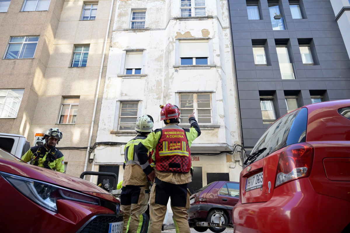 Bomberos en la cau00edda de cascotes de Mariana Pineda @Javier Alboru00e9s