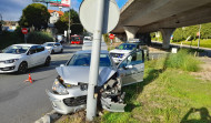 Aparatoso accidente bajo el puente de A Pasaxe de A Coruña