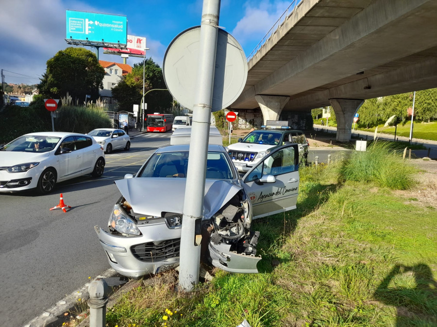 Aparatoso accidente bajo el puente de A Pasaxe de A Coruña