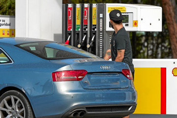 Un coche reposta en una gasolinera  aec