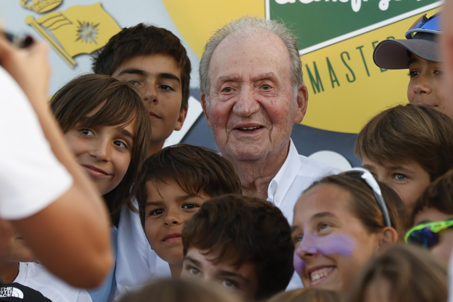 Juan Carlos I entrega en Sanxenxo los premios de la regata a la que da nombre