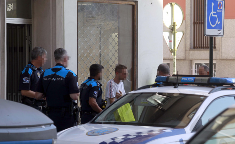 La Policía Local actúa en una disputa entre toxicómanos en un piso de Os Mallos