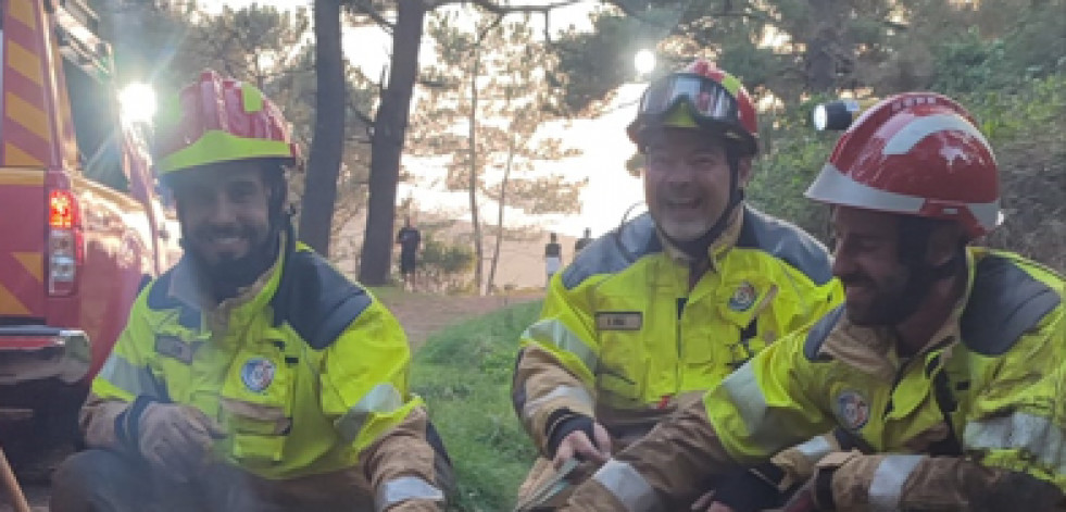 Rescatan a un hombre que llevaba horas atrapado tras caer en unas zarzas  en un monte de Liáns