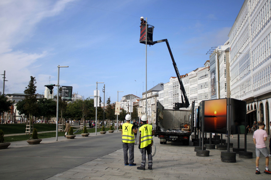 Comienza la instalación del alumbrado navideño en A Coruña