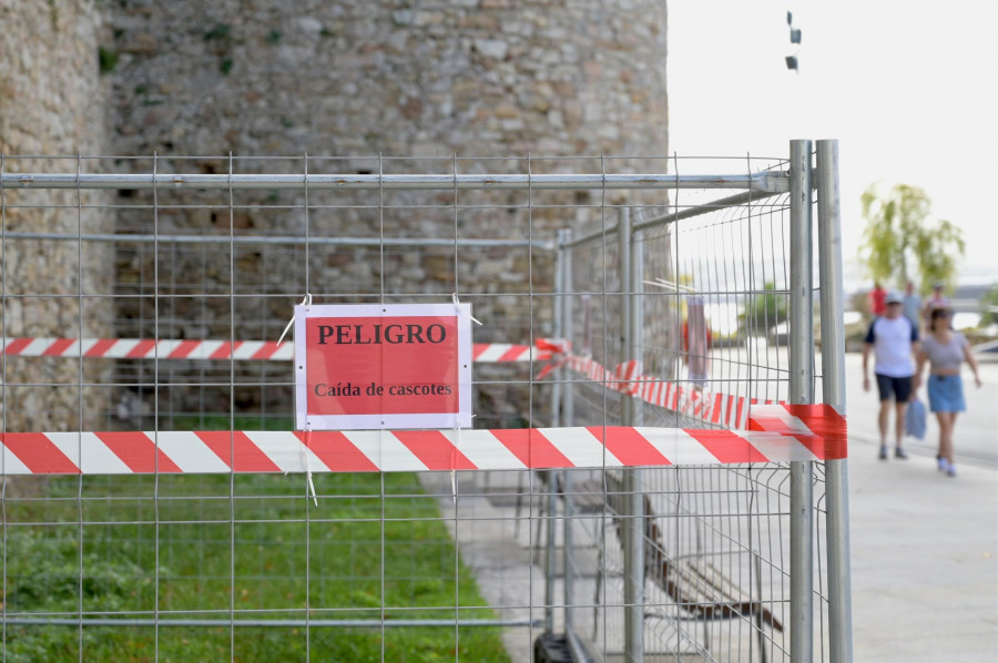 Acotan la fachada del edificio del Archivo del Reino de Galicia por amenaza de caída de cascotes